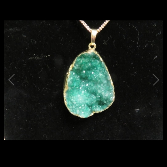 New Green Dyed Natural Crystal Pendant Necklace - Picture 3 of 4